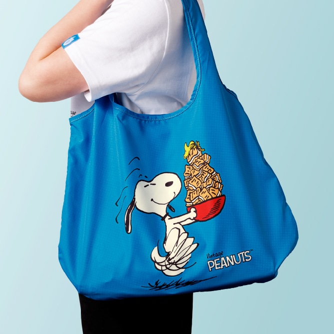 鮮やかな色合いのオリジナルの缶