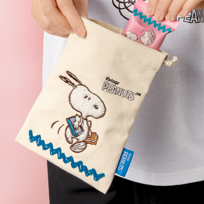 鮮やかな色合いのオリジナルの缶