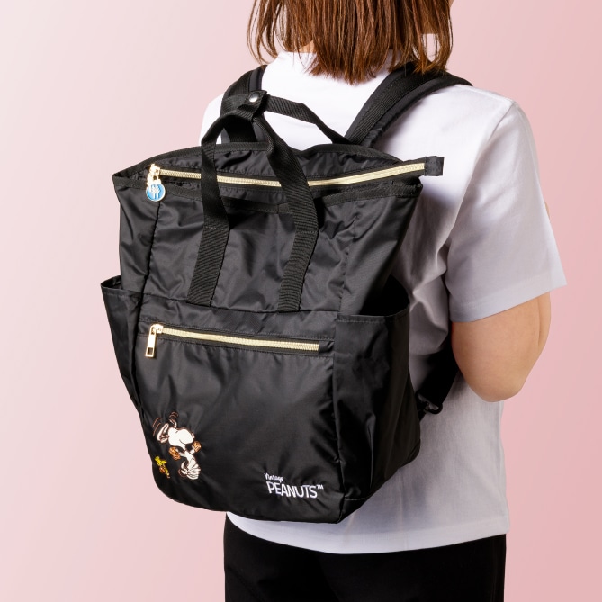 鮮やかな色合いのオリジナルの缶