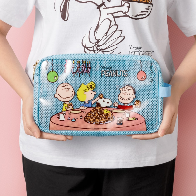 鮮やかな色合いのオリジナルの缶